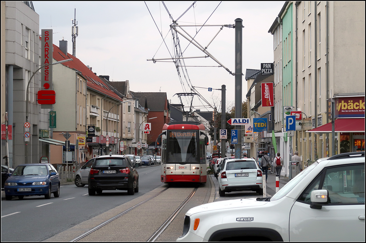 Eingleisig durch Dortmund-Wickede - 

Blick in das Zentrum von Wickede mit einer in Richtung Innenstadt fahrende Bahn der Linie U43. 

15.10.2019 (M)