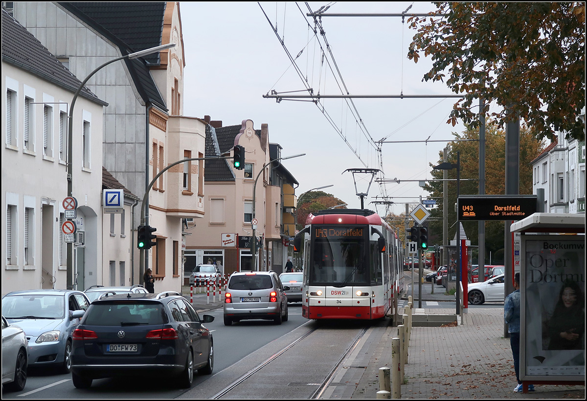 Eingleisig durch Dortmund-Wickede -

Den Autos entgegen fährt hier ein Zug der Linie U43 auf dem Wickeder Hellweg. Die Bahn kommt aus der zweiten Endstelle Wickede Post dieser Linie und wird gleich die Haltestelle Bockumweg erreichen. 

15.10.2019 (M)