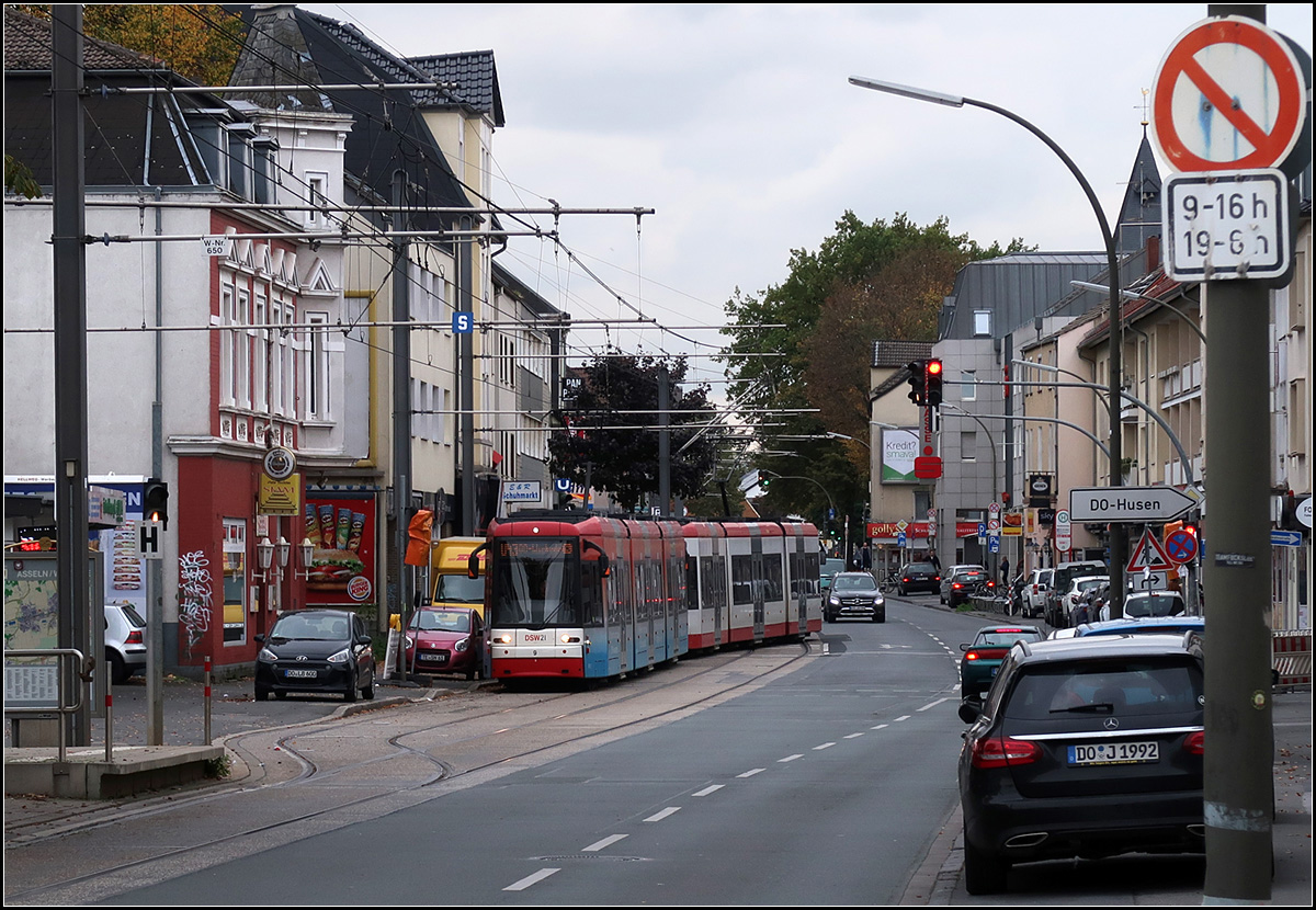 Eingleisig durch Dortmund-Wickede -

Eine NGT8-Doppeltraktion der Linie U43 in der kurzen zweigleisigen Ausweiche westlich der Haltestelle Bockumstraße.

15.10.2019 (M)