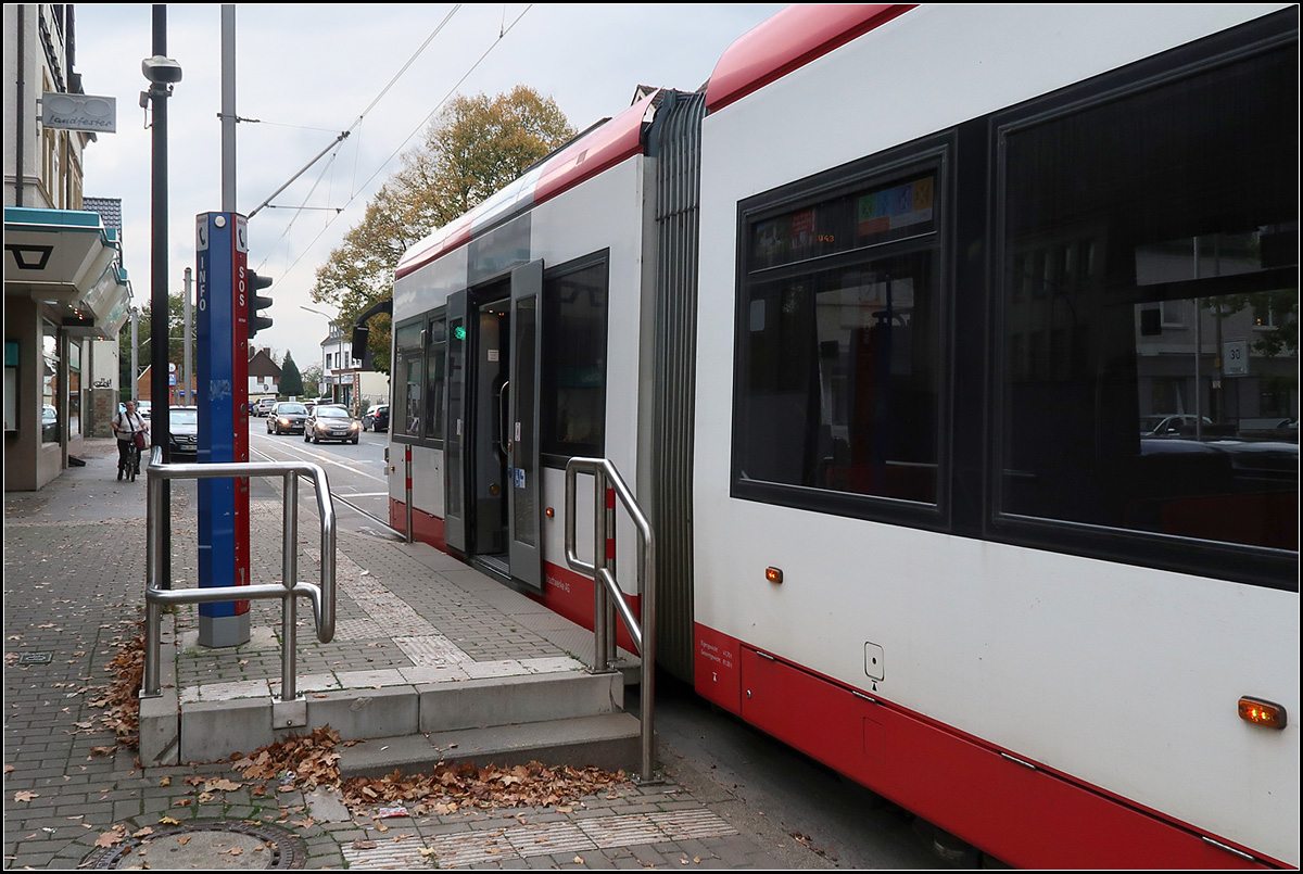 Eingleisig durch Dortmund-Wickede - 

Nur kurze erhöhte Bahnsteigteile jeweils an der vorderen und hinteren Türe einer NGT8-Doppeltraktion konnten an den Haltestellen innerhalb von Wickede angelegt werden. Aber auch so ist ein barrierefreier Einstieg in die Bahnen gesichert. Durchgehend erhöhte Bahnsteige waren nicht möglich, da es auch im Haltestellenbereich Zufahrten zu Garagen und Grundstücke liegen. Hier ein der beiden erhöhten Teile in der Haltestelle Eichwaldstraße. 

15.10.2019 (M)