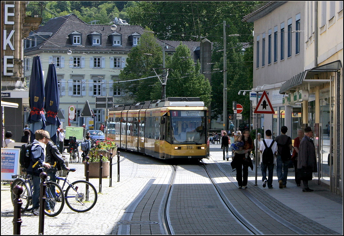 Eingleisig durch Karlsruhe-Durlach -

Ein achtachsiger Niederflurwagen fährt von der Haltestelle Schloßplatz kommend in den eingleisigen Abschnitt der Durlacher Ortsdurchfahrt ein. 

24.05.2006 (M)