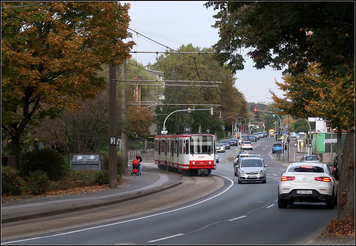 Eingleisig in Straßenseitenlage -

Trotz Umbau zur Stadtbahn hat sich auf der Strecke der U47 in Dortmund-Aplerbeck noch etwas von der einstigen Straßenbahnromantik erhalten. Ein B80C/6-Wagen in der Marsbruchstraße.

15.10.2019 (M)