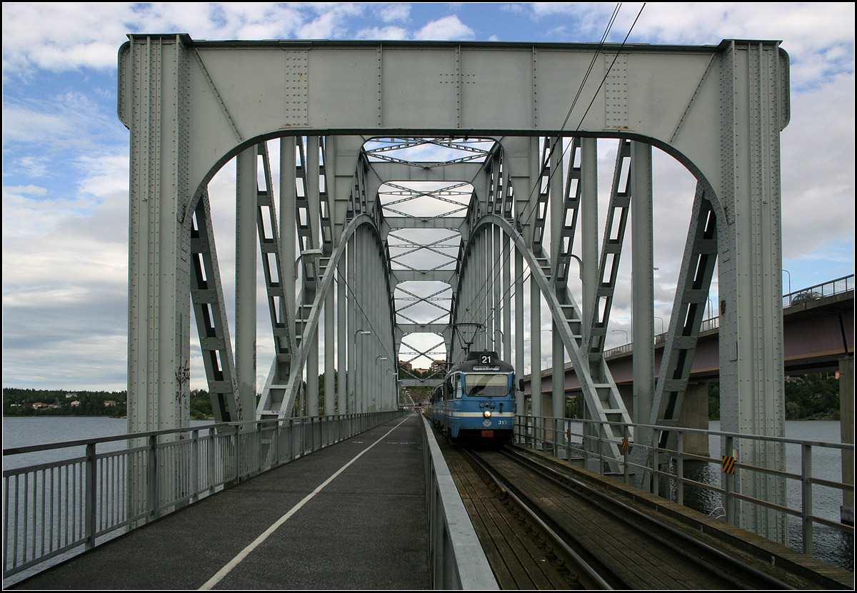 Eingleisig über das Wasser -

Lidingöbahn: Ein Straßenbahnzug auf der Lidingöbrücke über den Lilla Värtan. Sie kann auch von Fußgänger und Radfahrer gequert werden. Parallel zu dieser alten Brücke wurde für den Autoverkehr eine moderne Betonbrücke errichtet. 

16.08.2007 (M)