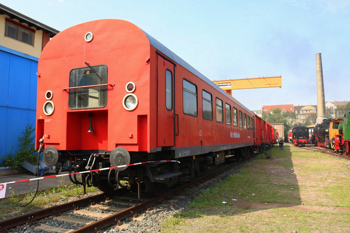 Einheits-Hilfszug der DB Notfalltechnik steht auf dem Gelände des DB Museums Halle (Saale) anlässlich des jährlichen Sommerfests. [26.8.2017 - 15:20 Uhr]