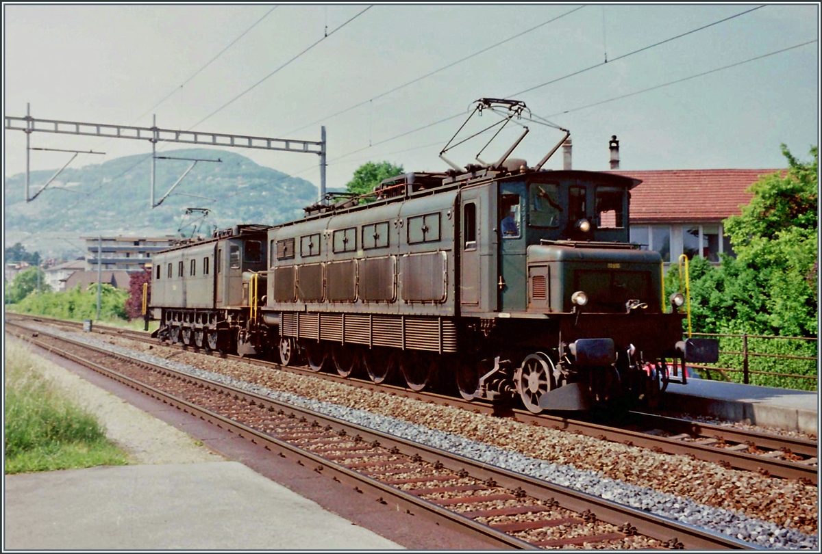 Einige Ae 4/7 wurden mit der Vielfachsteuerung umgebaut und verkehrten dann Paarweise im Güterverkehr; im Bild ein Lokzug auf der Fahrt Richtung Villeneuve bei der Durchfahrt in La Tour de Peilz. 

Ein Analogbild aus dem Jahre 1995