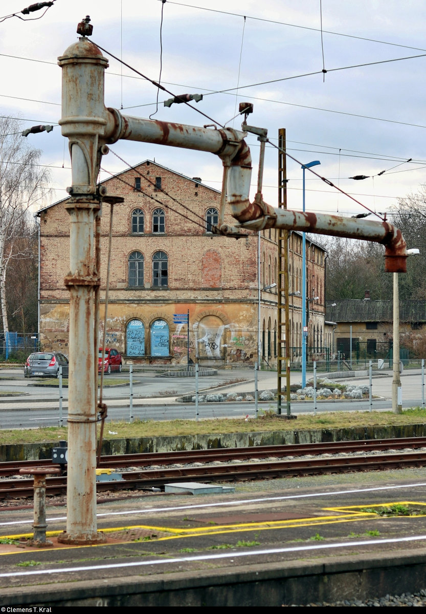 Einige alte Anlagen im Bahnhof Riesa haben bereits viele Jahrzehnte überdauert.
So findet sich z.B. bei Gleis 1 einer der drei noch vorhandenen denkmalgeschützten Wasserkräne, während im Hintergrund das Gebäude des seit 1881 nicht mehr betriebenen Chemnitzer Bahnhof steht.
Aufgenommen von Bahnsteig 2/3.
[8.12.2019 | 8:53 Uhr]