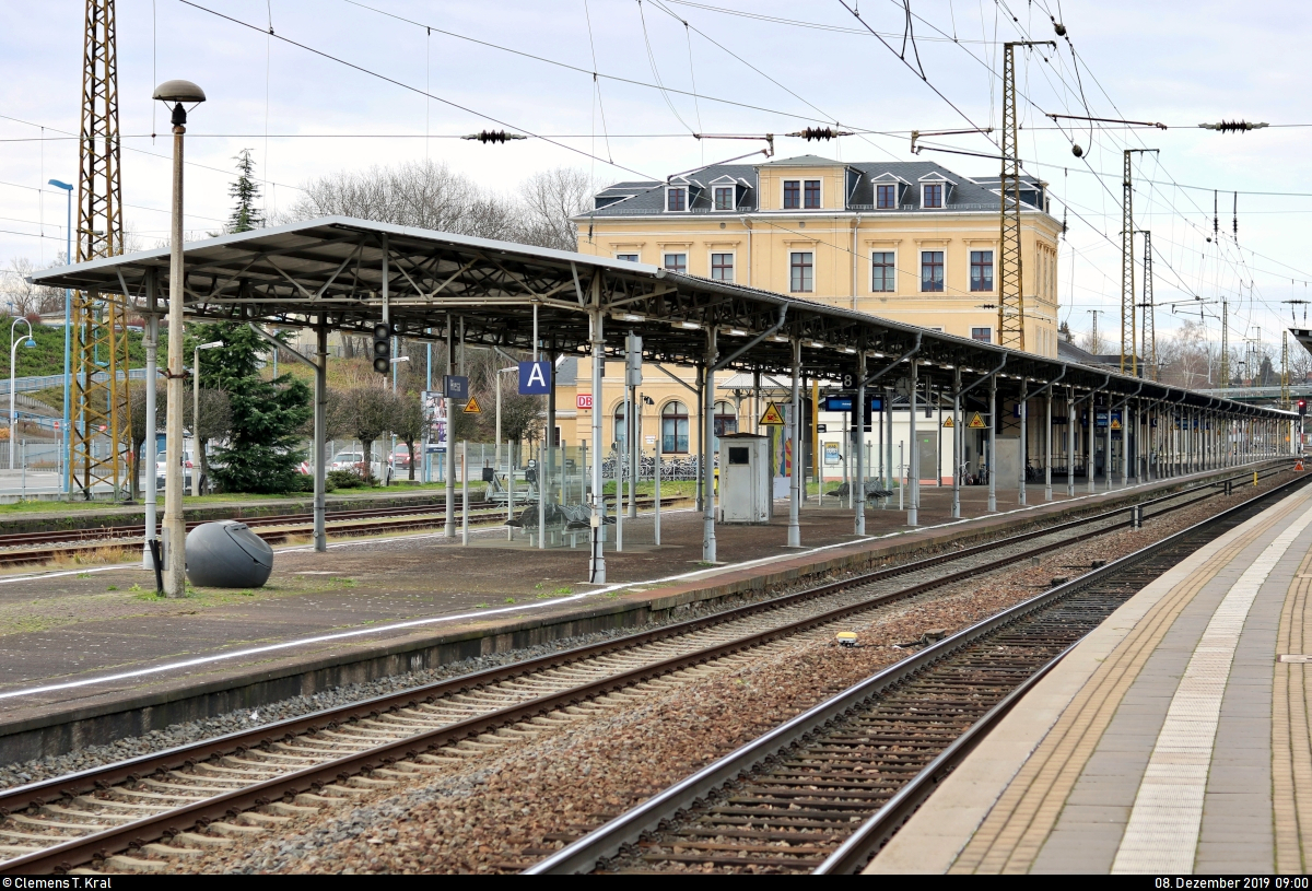 Einige alte Anlagen im Bahnhof Riesa haben bereits viele Jahrzehnte überdauert.
So ist u.a. die Überdachung des Bahnsteig zu Gleis 1 und den drei östlichen Stumpfgleisen erhalten geblieben. Im Hintergrund befindet sich das denkmalgeschützte Empfangsgebäude, eröffnet im Jahr 1879.
[8.12.2019 | 9:00 Uhr]