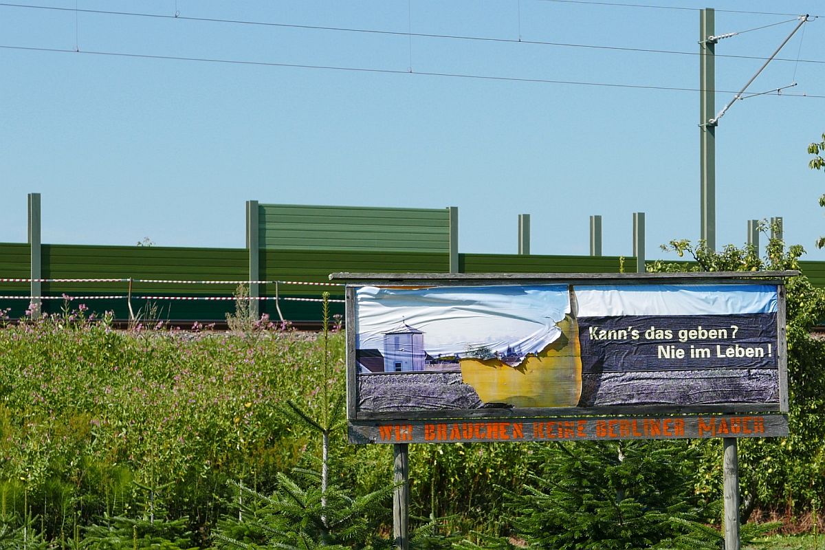 Einige Anwohner in Gemeinden des Landkreises Lindau waren mit der Errichtung einer Lrmschutzwand an der Allgubahn nicht einverstanden. In Bodolz wurde dies mit einem Plakat zum Ausdruck gebracht (12.08.2020).