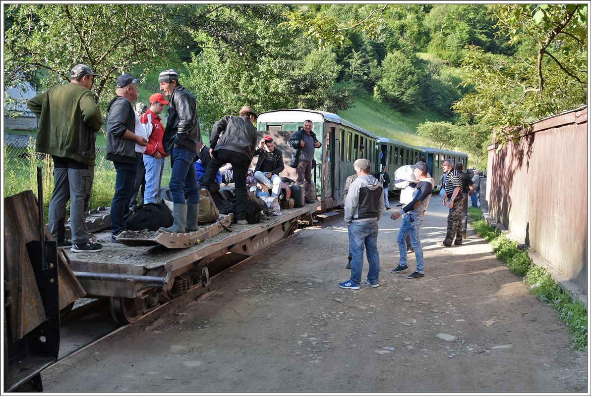 Einige Arbeiter ziehen es vor an der frischen Luft zu reisen. (12.06.2017)
