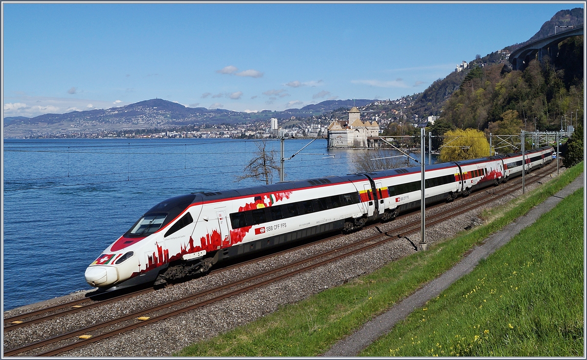 Einige Bilder brauche etwas mehr  Belichtungszeit ; so dauerte es eine Weile bis ich den SBB RABDe 503 022-7  Johann Wolfgang von Goethe  beim Chateau de Chillon fotografieren konnte. 
Der Zug ist als EC 32 von Milano nach Genève unterwegs und erreicht in Kürze seinen nächsten Halt Montreux. 
13. April 2018