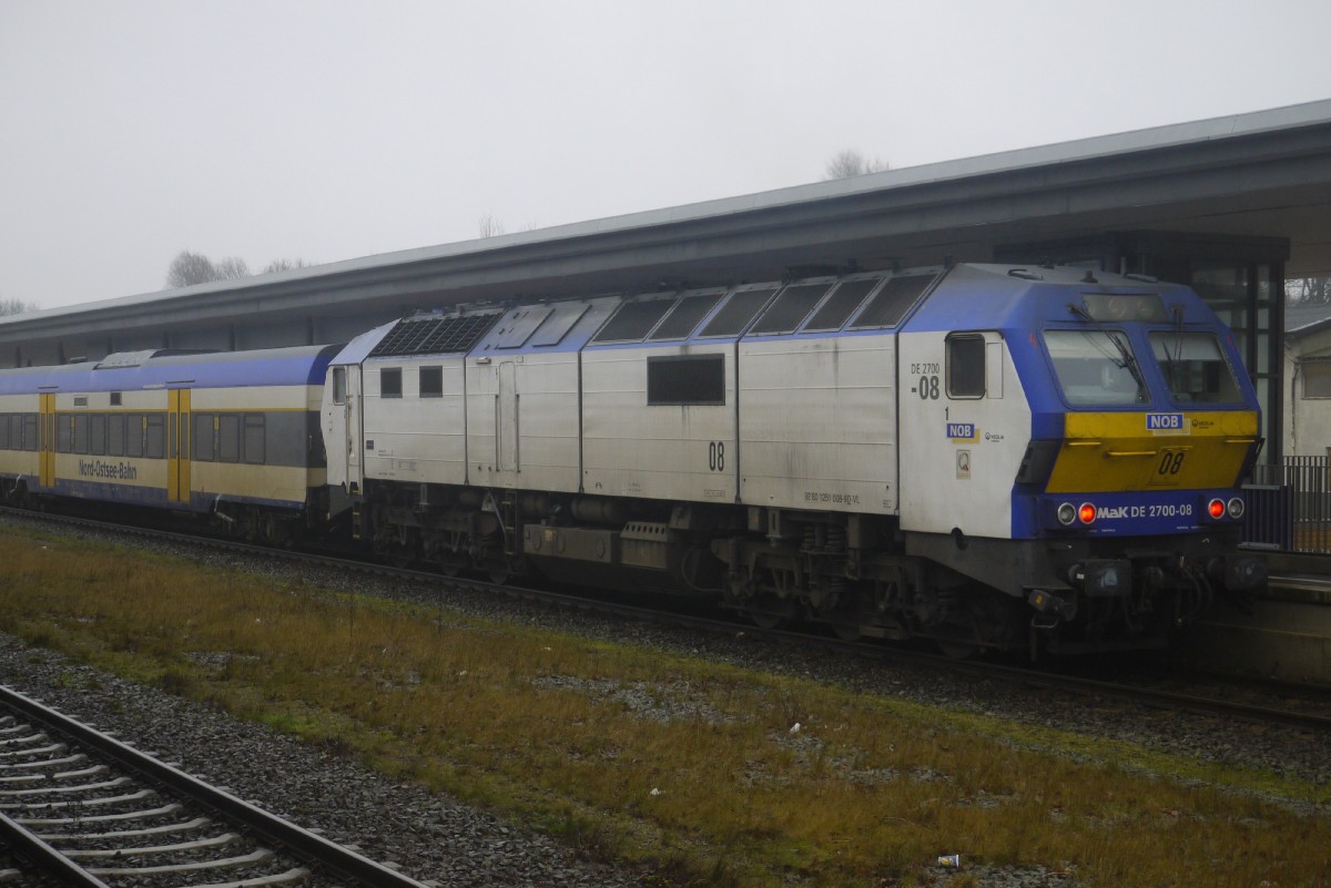 Einige DE 2700 sind noch bei der NOB im Einsatz. Hier 251 008 als Schublok hinter einem Zug nach Hamburg-Altona in Heide (26.1.16).