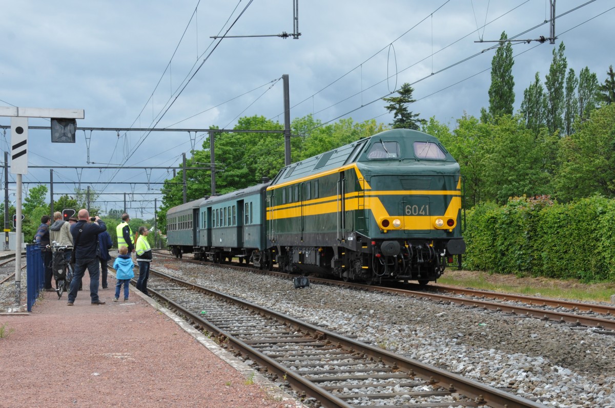 Einige Fotografen hatten sich am frühen Nachmittag des 28/05/2014 im Bahnhof Eupen eingefunden, um die Überführung von zwei historischen Wagen nach Raeren bildlich festzuhalten. Angekündigt war als Zuglok eine 62, doch zur Freude der Anwesenden war es dann die 6041, die sich den Fotografen präsentierte.