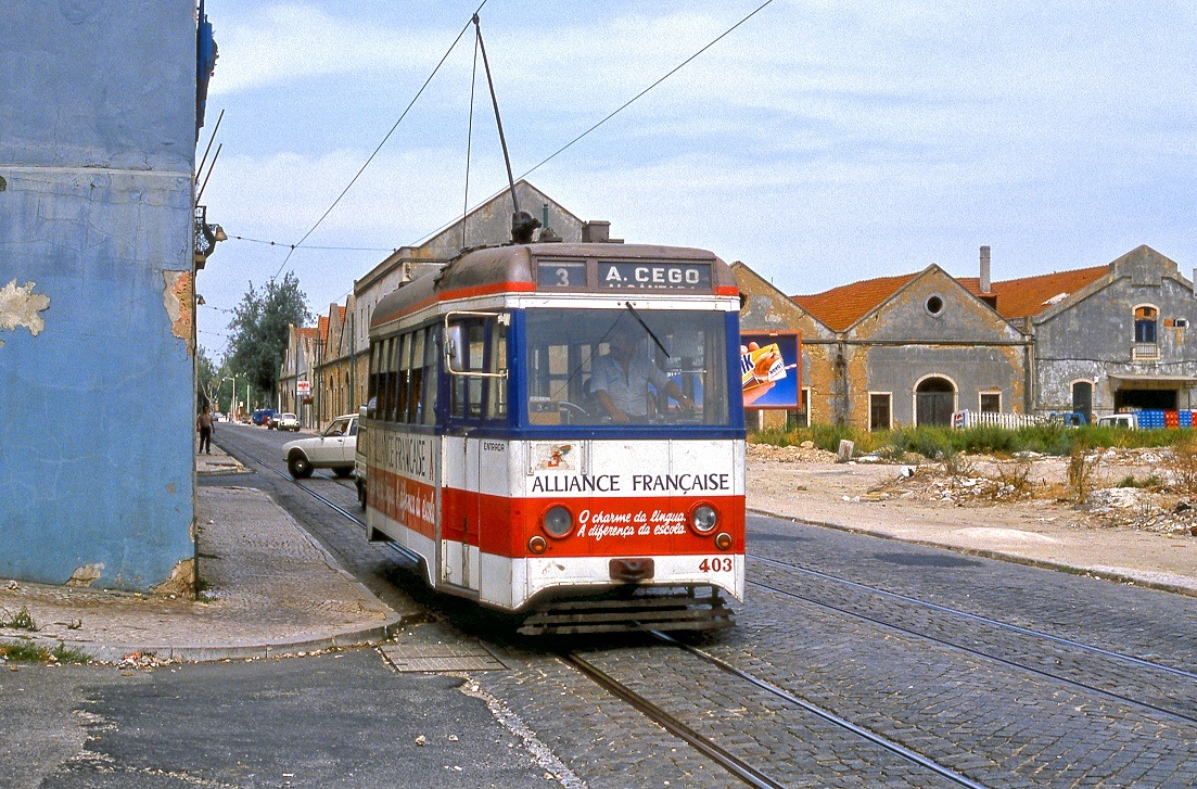 Einige Kilometer stlich der Altstadt von Lissabon war von Romantik und Tourismus nichts mehr zu sehen. Tw 403 in der Rua do Acucar, 10.09.1990.