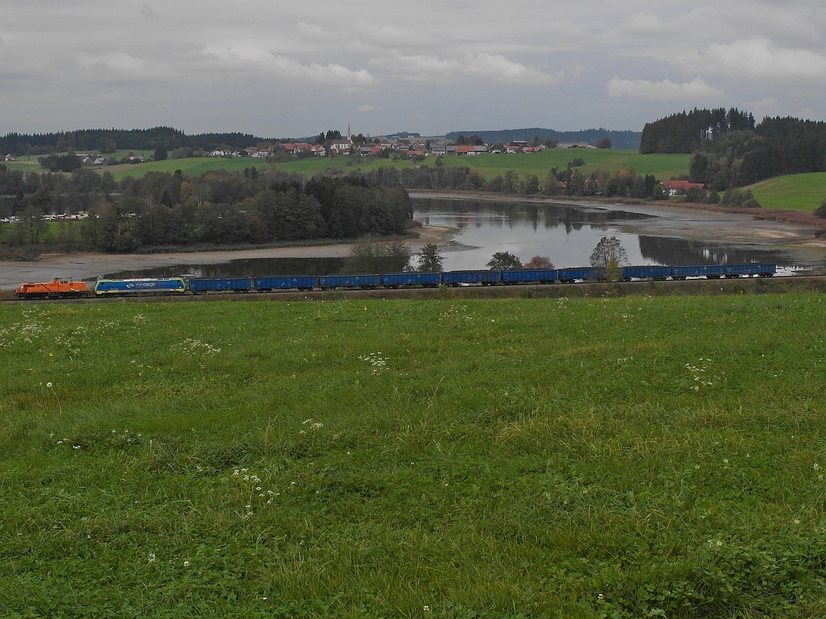 Einige Kilometer sdlich von Leutkirch zieht die 261 301-6 der northrail eine 189er der PKP Cargo und die mit Kohle beladenen Wagen am 11.10.2014 bei Lanzenhofen am Ellerazhofer Weiher vorbei. Auf Grund von Gleisbauarbeiten zwischen Ulm und Laupheim konnte der Zug nicht direkt von Ulm nach Langenschemmern fahren sondern wurde ber Memmingen, Kilegg und Aulendorf umgeleitet.