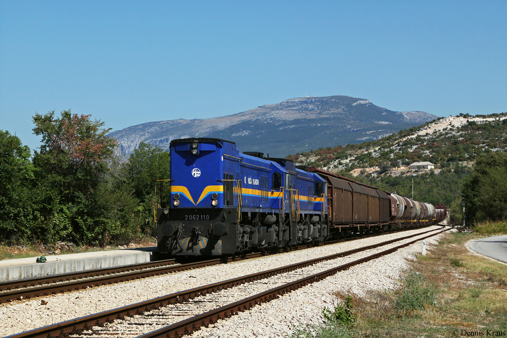 Einige Kilometer weiter an einem Bahnbergang bei Sedramic konnten wir den mit 2062 110 + 116 bespannten 60341 ein weiteres Mal fotografieren. (30.08.2013)