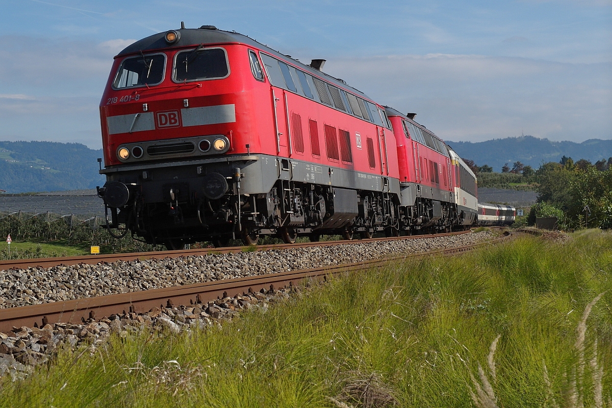 Einige Minuten nach der Abfahrt in Lindau und schon von weitem hrbar ziehen 218 401-8 und 218 426-5 die Wagen des EC 195, Zrich - Mnchen, die erste Steigung ins Allgu hinauf (Bodolz, 27.08.2015).