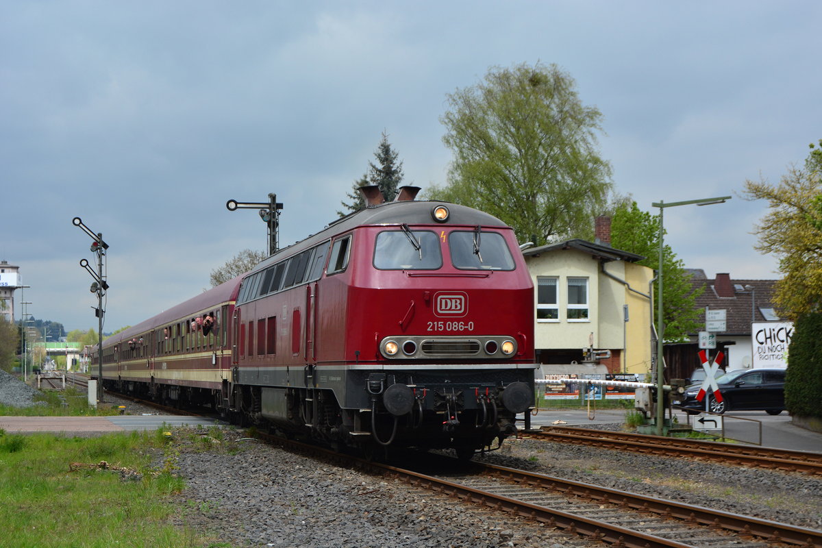 Einige Minuten nachdem die 52 4867 Richtung Limburg dampfte durfte auch die 215 086-0 mit ihrem Teil des Sonderzuges nach Limburg aufbrechen.

Staffel 22.04.2017