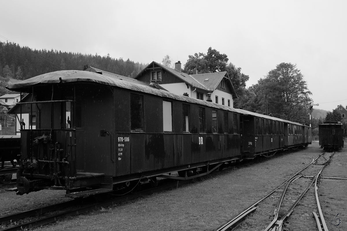 Einige Personenwagen sind auf dem Gelände des sächsischen Schmalspurbahnmuseums Rittersgrün abgestellt. (September 2020)