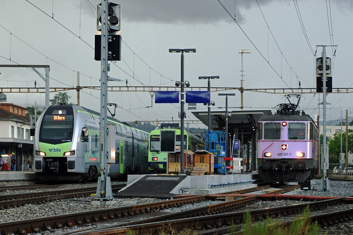 Einige Re 4/4 II haben bereits über fünfzig Jahre auf dem Buckel.
Damit die alten Damen noch jung aussehen, legen sie sich ein modisches Outfit zu, in den Farbtönen lila und gelb.
Trotz Regenwetter wirkt die Re 420 347-7 im Bahnhof Lyss am 14. August 2020 sehr auffällig neben den grünen BLS Triebzügen.
Foto: Walter Ruetsch 