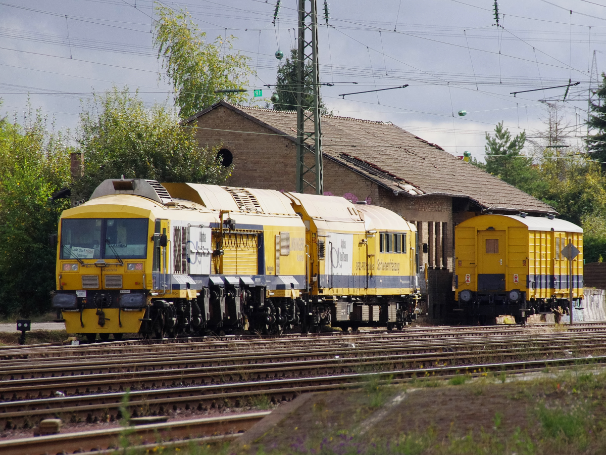 Einige Tage lang steht schon der Schienenfräszug im Bahnhof Ensdorf Saar abgestellt.
99809427 001-9 D-ALPHA der Firma Alpha Train Team hat wohl keine Arbeit oder wartet auf Einsätze im Saarland. Der von der Firma Linsinger gebaute Zug hat die Typbezeichnung SF03-FFS plus. 15.10.2016