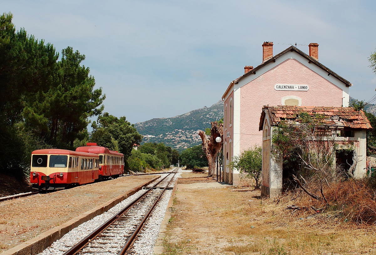 Einige Tage nach der vorherigen Aufnahme, nämlich am 19.06.2014 stand das Gespann aus dem ABH 8 206 und dem X 113 der CFC im Bahnhof Calenzana-Lumio auf dem Nebengleis. Die Fahrzeuge wurden am 10.06.2014 mit dem X 97055 hierher überführt.