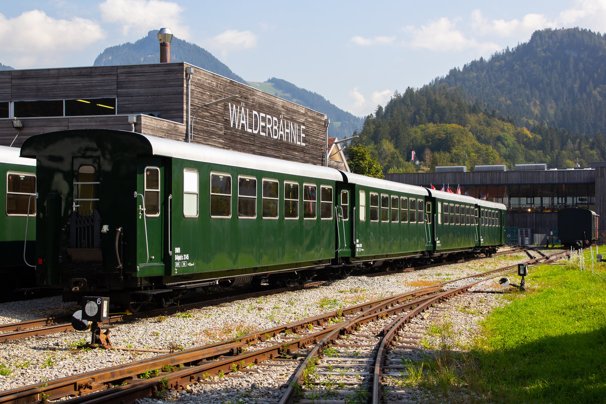 Einige Wagen der Bregenzerwälderbahn im Bahnhof Bezau. Aufnahmeort wurde vorher mit dem Betriebspersonal abgestimmt. Zu diesem Zeitpunkt waren diese Gleise inaktiv. 19.09.20