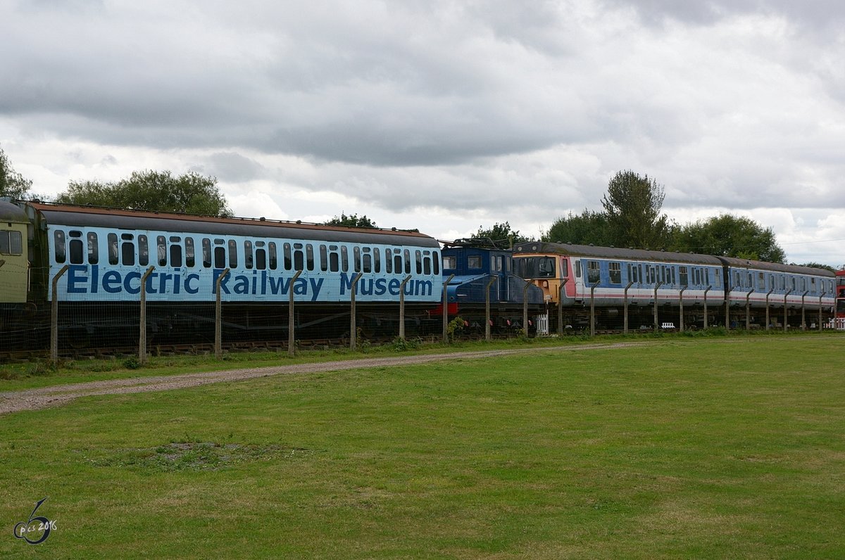 Einige Wagen und eine E-Lok, welche im September 2026 im Electric Railway Museum Coventry ausgestellt waren.