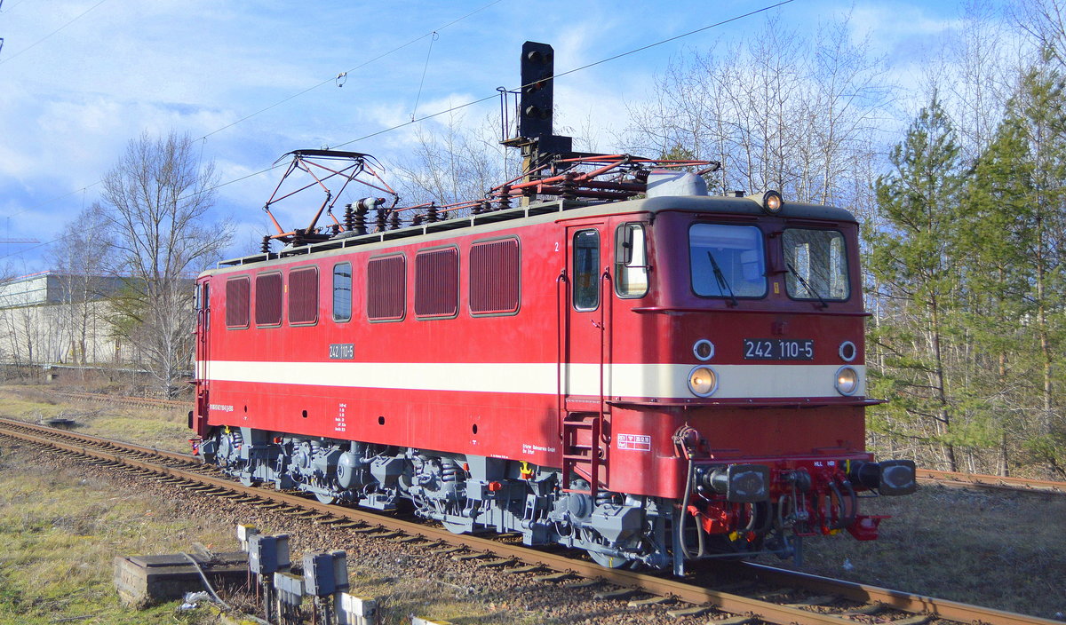 Einige Zeit am Rand des Bf. Flughafen Berlin Schönefeld abgestellt verließ heute die Erfurter Bahnservice Gesellschaft mbH mit  242 110-5  (NVR:  91 80 6142 110-6 D-EBS ) ihren Standpunkt, 28.01.20