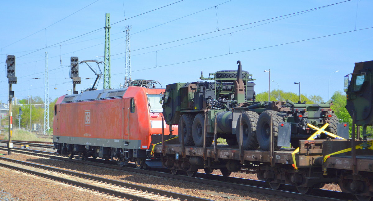 Einige Zeit pausierte bis zum Dienstwechsel in der Lok die 185 040-3 mit einem Militärzug mit US-amerikanischen Fahrzeugen einer Versorgungs- oder Pioniereinheit am 22.04.18 im Bf. Flughafen Berlin-Schönefeld. Nach Auskunft des Tf. war der Zielbahnhof in Deutschland vorab erstmal Frankfurt/Oder. 