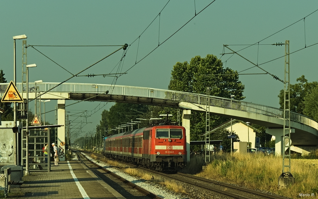 Einige Zeit verkehrten n-Wagen als Ersatzgarnitur für einen ET440 auf einem Umlauf des Donau-Isar-Express. 111 017 und 111 200 donnerten früh am morgen des 19.7.2013 durch Pulling München entgegen.
