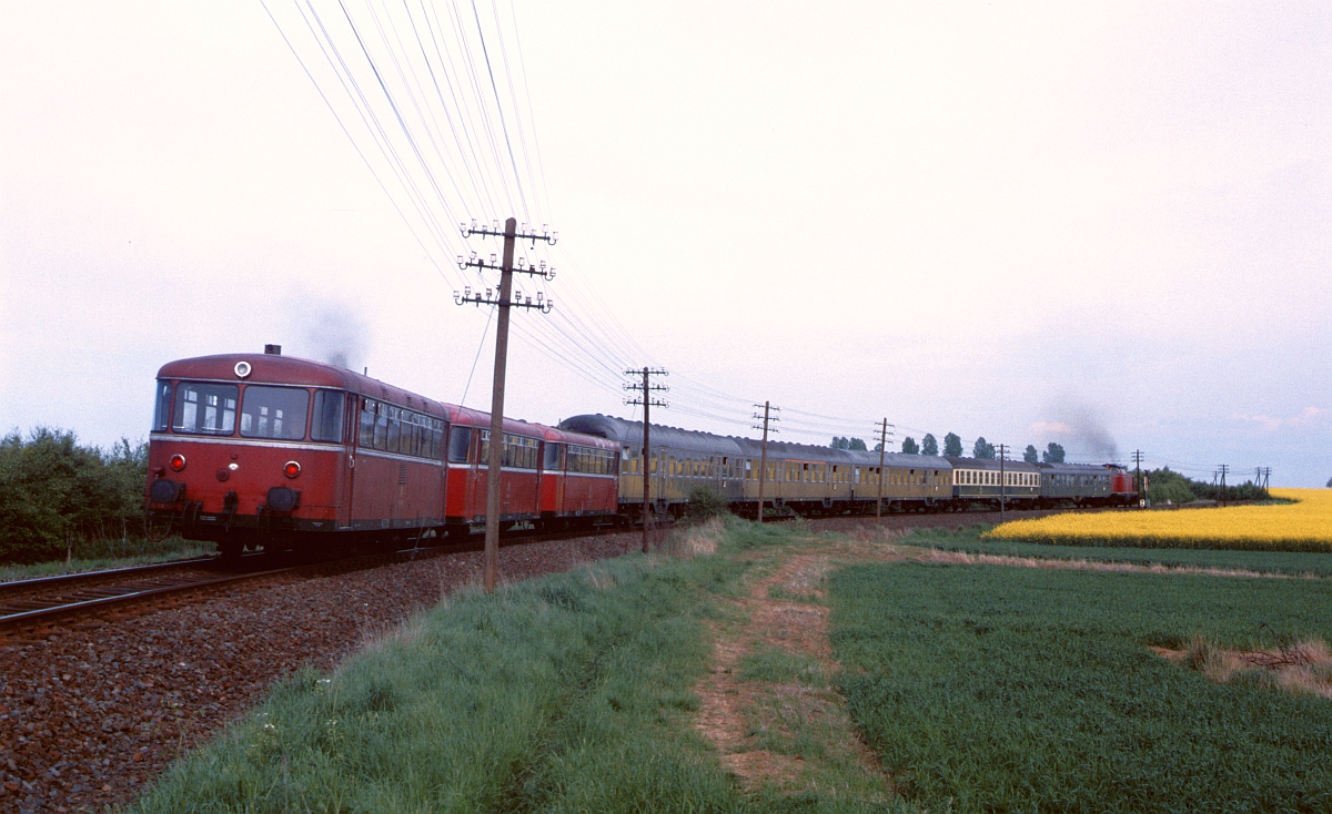 Einige Züge fuhren zwischen Friedberg und Beienheim vereinigt. Dabei kam es öfters zu  Mischgarnituren  aus lokbespannten Reisezügen und Schienenbussen, so wie hier am 16.5.1985 zwischen Dorheim und Beienheim.