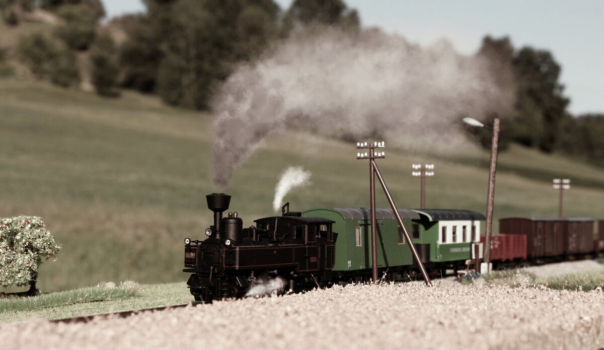 Einiges an Arbeit hatte im Sommer 1980 die U43 der Wildbacher Lokalbahn mit dem FW33 von Frauental-Bad Gams nach Wildbach.
Hier kämpft sich die kleine Lok mit dem schweren Zug aus der Haltestelle Geipersdorf-Wildbachberg in Richtung ihres Zieles.

Bild vom 3.8.2022