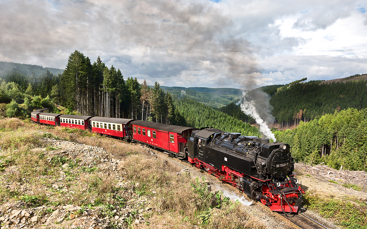 Einiges an grossem Glück hatte ich bei diesem Schnappschuss,vor und danach wars am Brocken regnerisch...
Derweil fährt die Schmalspurdampflokomotive 99 7240-7 in schönstem Sonnenschein bei Hohen Anne bergan.Bild 20.9.2017