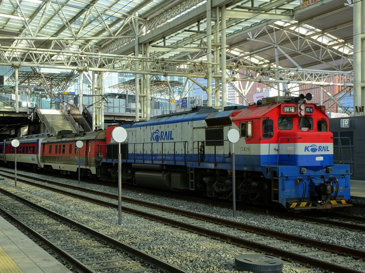 Einiges los im Bahnhof Seoul Station. Hier die Diesellok 7434, 28.01.2018.
