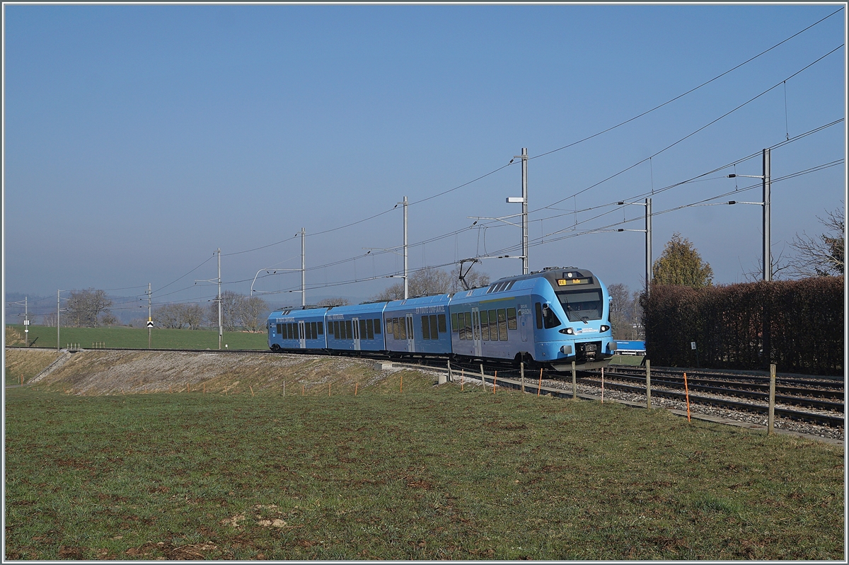 Einladend und freundlich präsentiert sich der TPF RABe 527 198 im  Groupe Grisoni  Werbeanstrich bei der Ankunft in Vuisternens-devant-Romont. 

1. März 2021