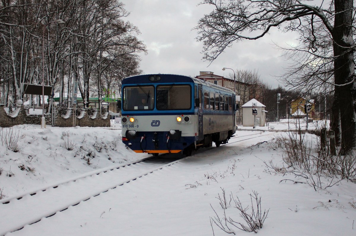 Einmal am Tag fährt ein Triebwagen von Aš město nach Hranice v Čechách und zurück. Hier schön zu sehen vor dem Triebwagen der Schnee auf den Gleisen. 810 566-0 mit dem Os 17220 in der Ausfahrt  Aš město am 17.01.18.