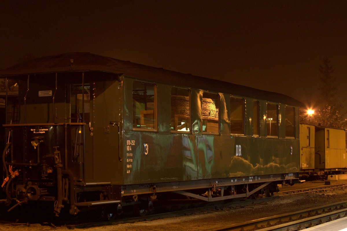 Einmal  Dritter  nach Moritzburg, aber nicht meht heute abend ....Abgestellter Wagen der Lößnitzgrundbahn.31.10.2014 22:17 Uhr.