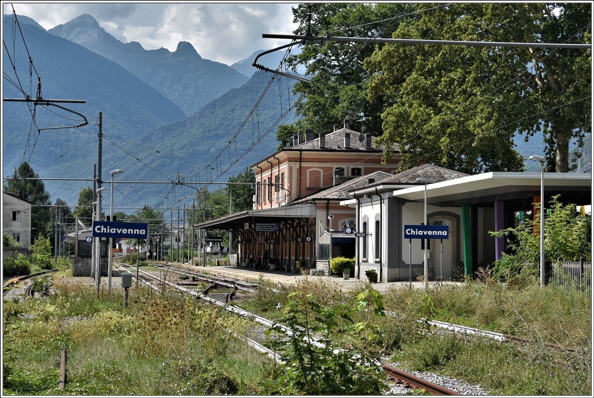 Einmal grosszügig ausgebaut wird der Bahnhof Chiavenna dem Dornröschenschlaf überlassen. (23.08.2018)