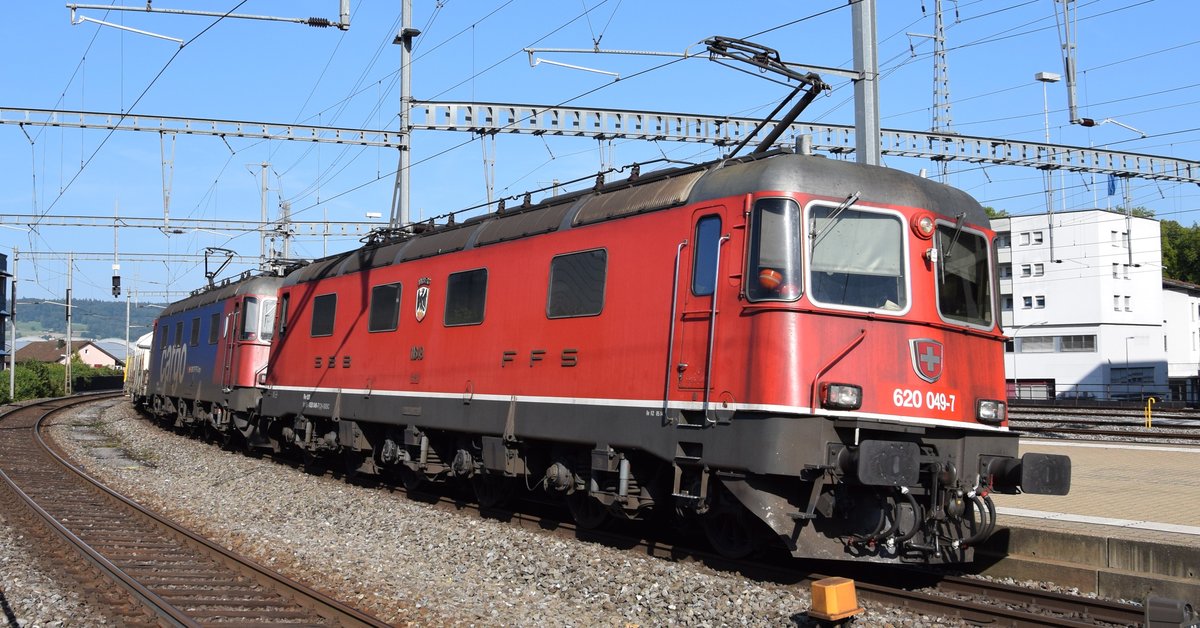 Einmal mehr imposant: Re 6/6 11649  Aarberg  und 11655  Cossonay  ziehen vereint ihren Güterzug am 29.08.2017 durch Brugg in Richtung Basel.