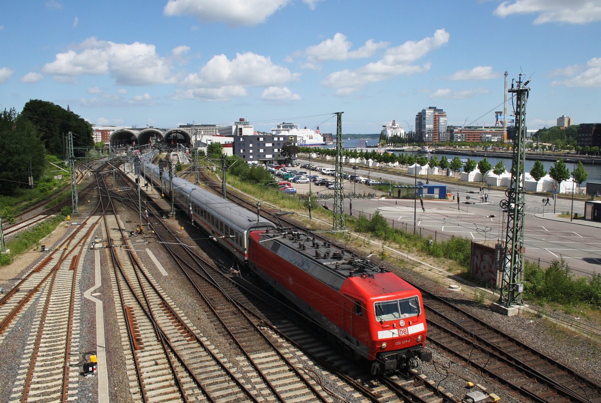 Einmal quer durch die Republik heißt es am 10.6.2016 für 120 127-6 mit ihrem IC2229 von Kiel Hauptbahnhof nach Passau Hauptbahnhof.