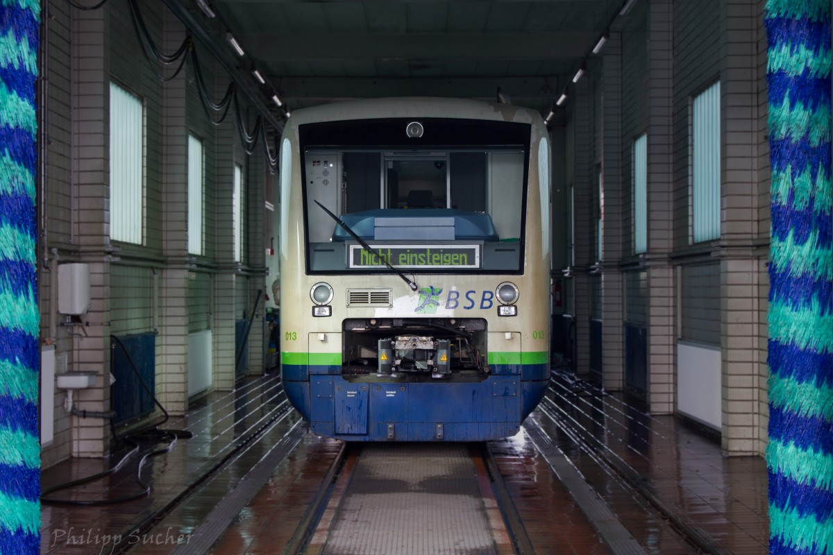 Einmal Schonwaschgang ohne Schleudern, bitte! Auch ein Regio-Shuttle will ab und zu mal gewaschen werden. Hier der BSB VT013 am 01.10.2014 in der Endingen Waschhalle. 