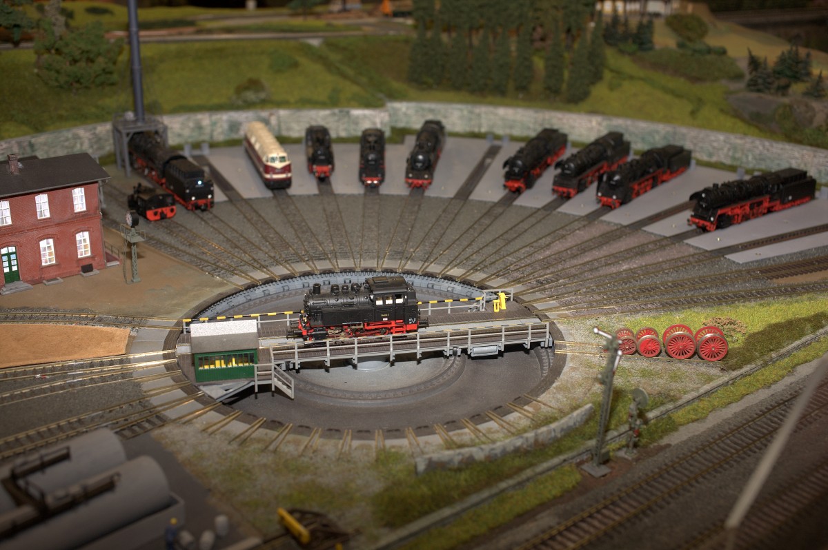 Einmal Star der Schiene sein.....  Ein Lok der Baureihe 80 auf der Drehscheibe
Modelleisenbahnausstellung Radebeul. 23.11.2014  17:20 Uhr.