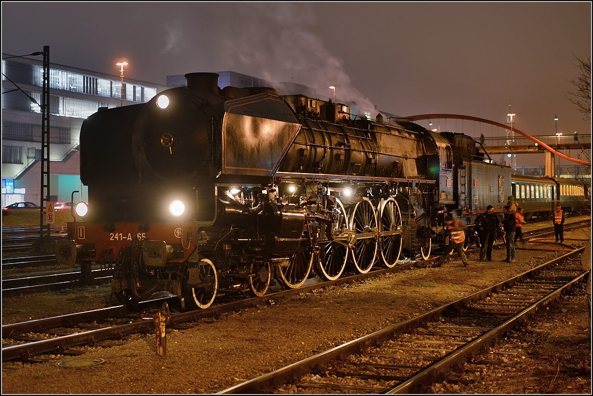 Einmal Volltanken bitte. 241.A.65 im improvisierten Konstanzer Bahnbetriebswerk... Dezember 2015.