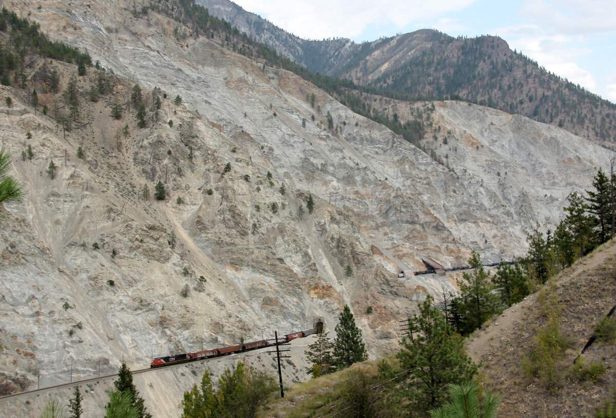 Einmalige Felsenlandschaft im Fraser Valley: gemischter CN-G�terzug unterwegs in Richtung S�den. Da w�hrend unserer Autofahrt in diesem Tal drei G�terz�ge hintereinander unterwegs waren, fuhren diese sehr langsam, was uns fototechnisch nat�rlich entgegen kam. Fraser Valley, 14.8.2012