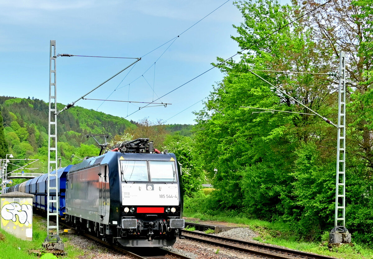 Eins vor Eins kommt die 185 544-4 mit einem NIAG-Kohlependel durch Neckargerach gen Heilbronn gefahren. 6.5.2022