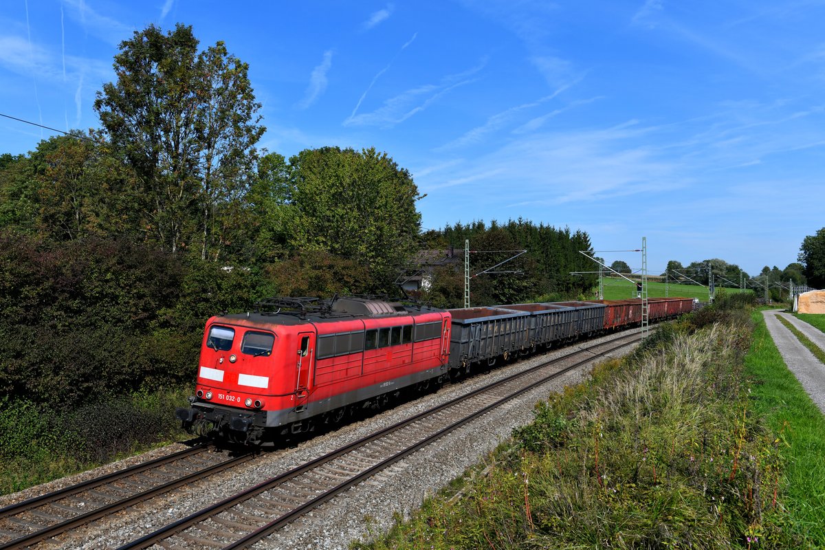 Einsätze der Baureihe 151 in Südbayern sind rar geworden, der Stern der Baureihe ist zumindest bei DB Cargo schon arg im Sinken begriffen. Seit Abgabe an das Unternehmen Railpool läßt auch der äußere Pflegezustand zu wünschen übrig. Dennoch freute ich mich am 21. September 2018, als am späteren Vormittag die 151 032 mit dem Aicher-Stahlzug den Bü Vogl passierte. Ziel dieser Leistung ist Hammerau bei Freilassing. 