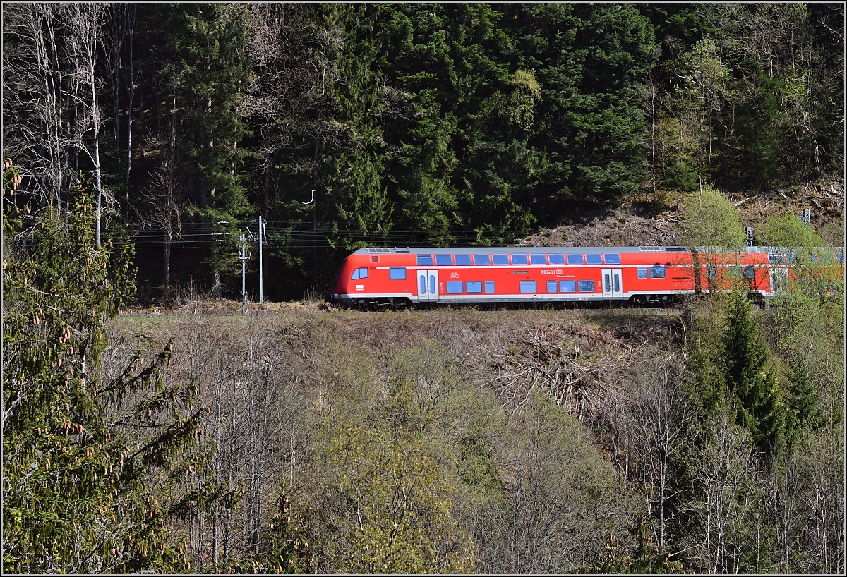 Einsam in der Landschaft, aber leuchtend rot. RE nach Konstanz beim Geißlochtunnel. Triberg, April 2015.