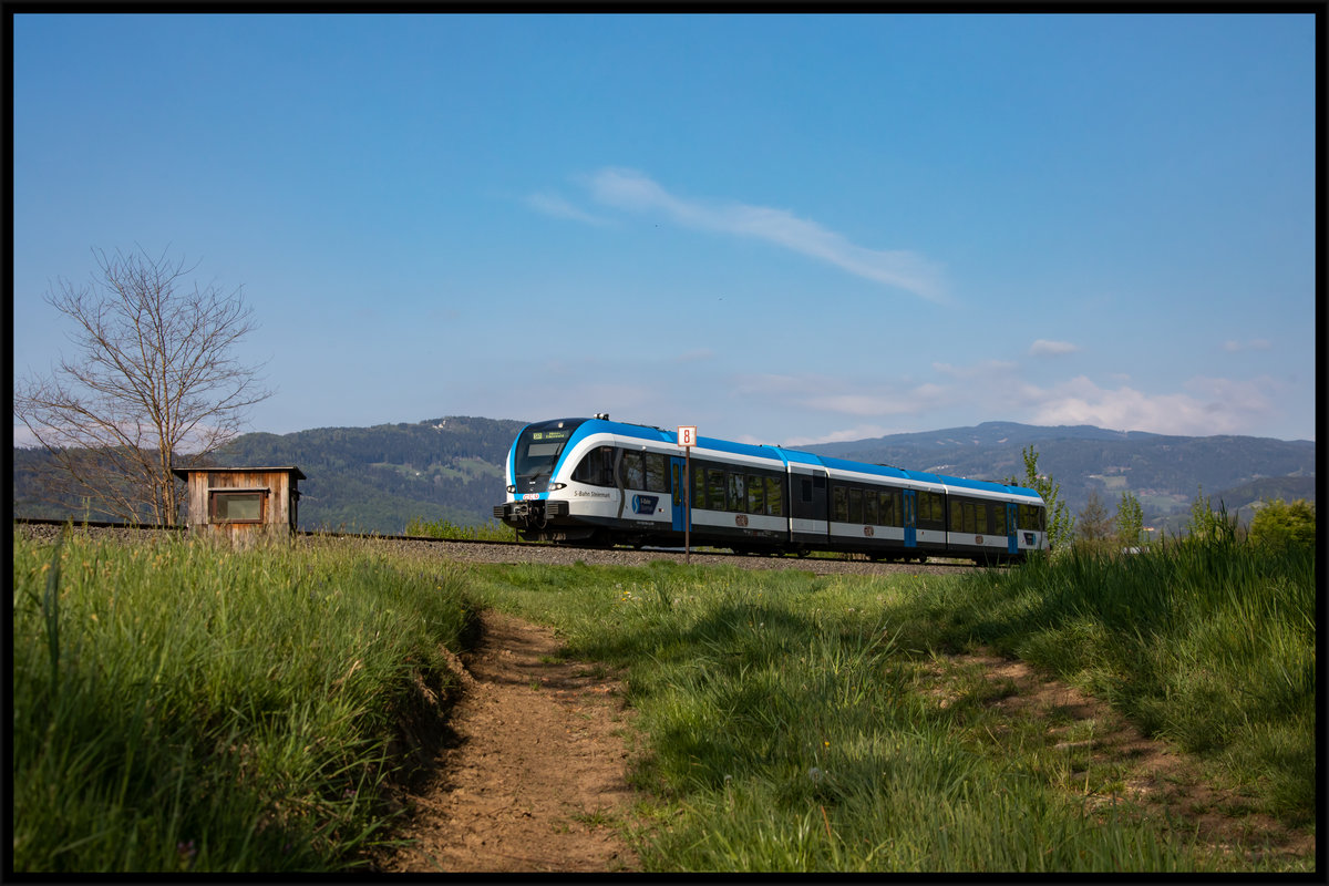Einsam steht ein Hochsitz an der Bahn und wartet auf Jäger und Wild. 
5063.08 an diesem strahlend schönen 26.April 2020