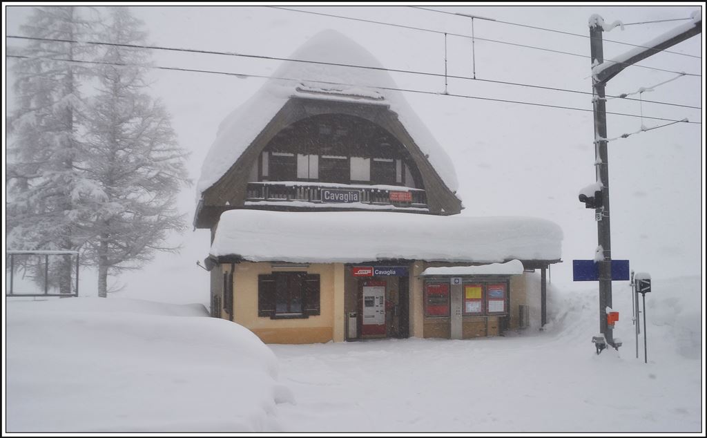 Einsam und verlassen steht der Bahnhof Cavaglia 1703m ü/M. in der tiefverschneiten Landschaft. (05.02.2014)