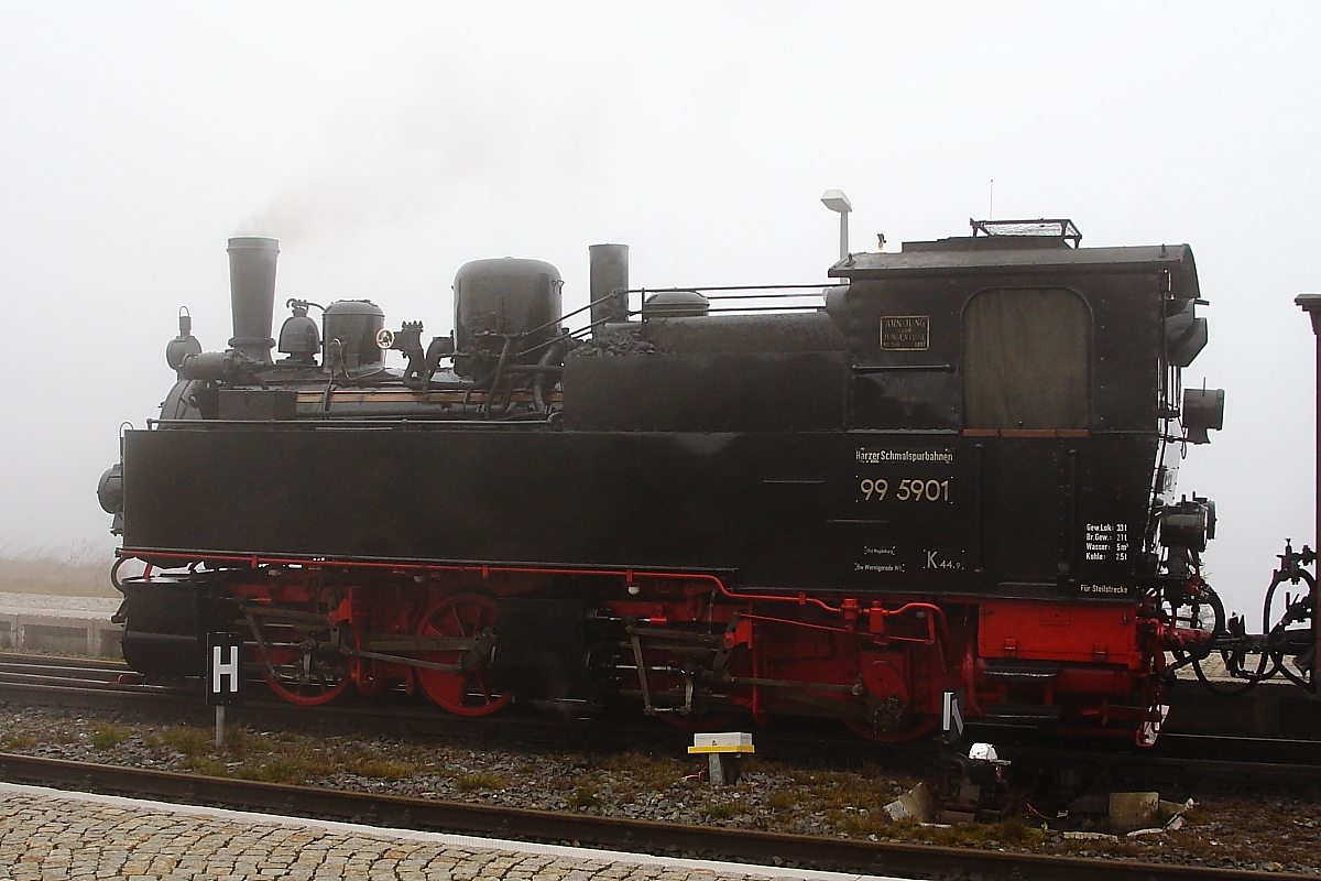 Einsam und verlassen steht hier 99 5901 am 18.10.2013 mit ihrem Sonderzug der IG HSB auf Gleis 3 im Brockenbahnhof. Aufgrund des an diesem Tag herrschenden nakalten Wetters, haben sich die Fahrgste in wrmere Gefilde (Gaststtten)  verkrmelt ! Auch das Lokpersonal nutzt den Aufenthalt zu einer wohlverdienten Pause im Dienstraum des Brockenbahnhofs.